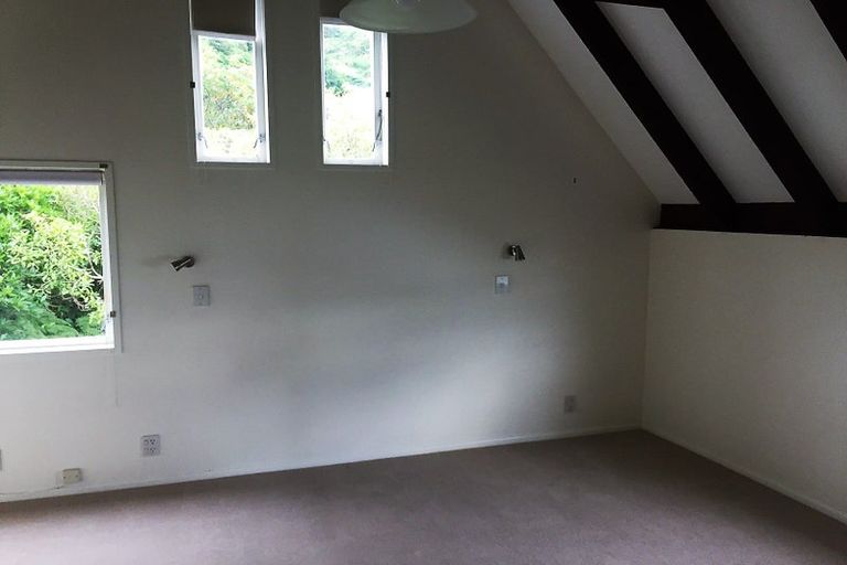 Photo of property in 148 Nicholson Road, Khandallah, Wellington, 6035