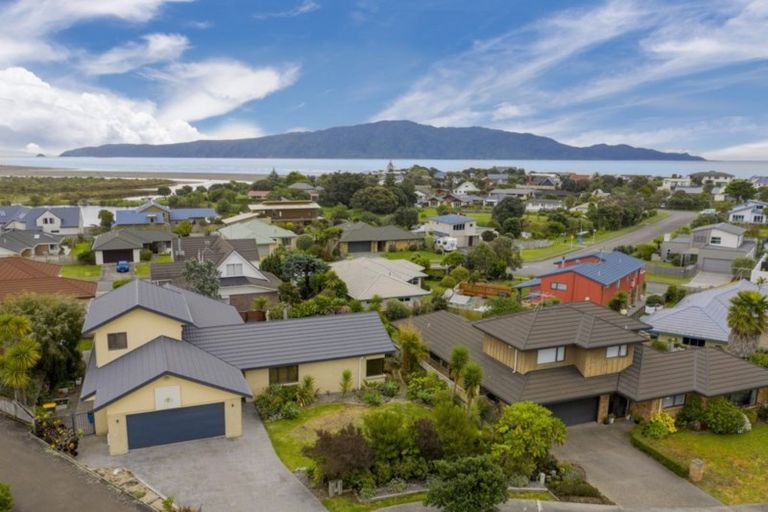 Photo of property in 8 Te Ropata Place, Waikanae Beach, Waikanae, 5036