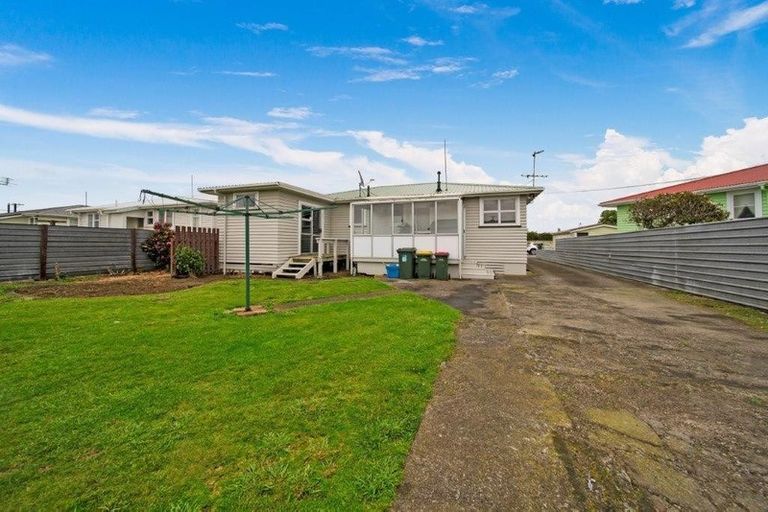 Photo of property in 8 Bone Crescent, Hawera, 4610