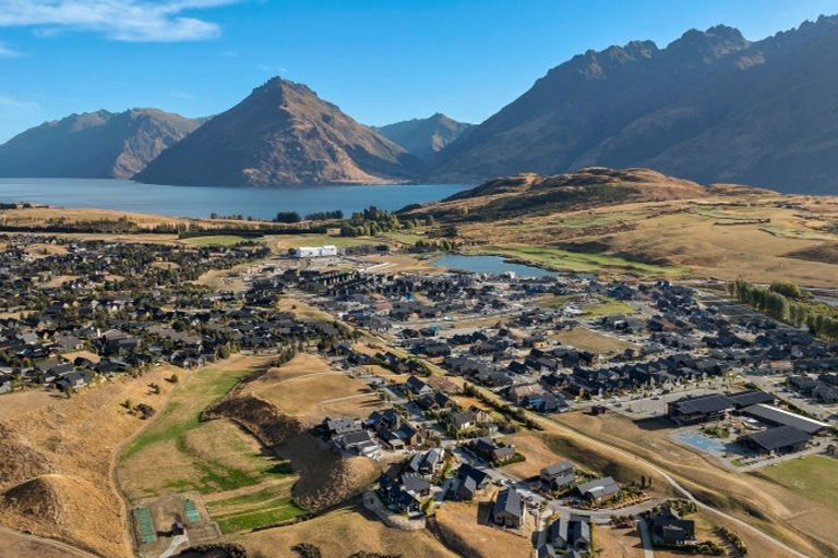 Photo of property in 28 Cunninghams Drive, Jacks Point, Queenstown, 9371