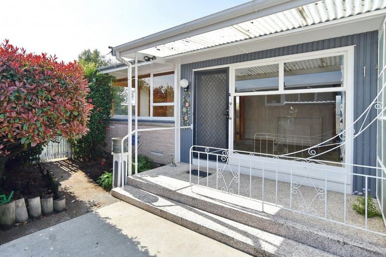 Photo of property in 2/37 Prestons Road, Redwood, Christchurch, 8051