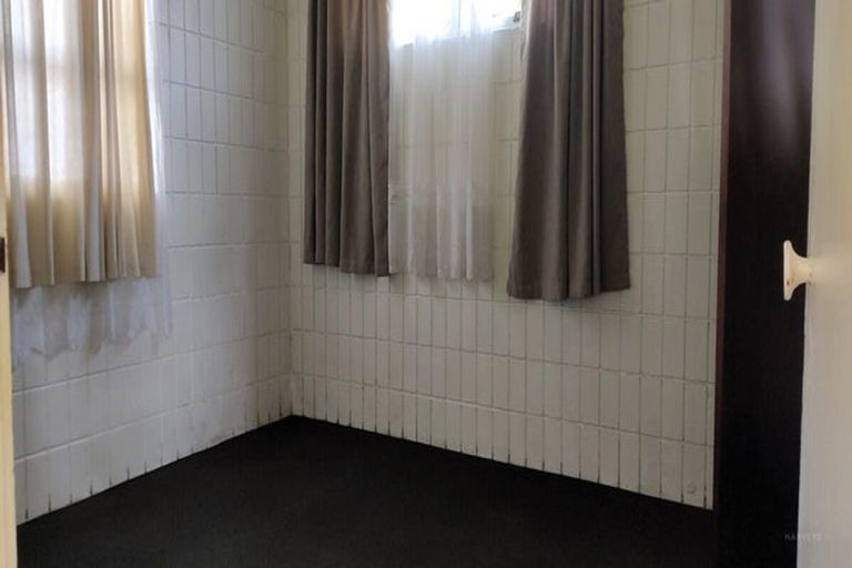 Photo of property in 2/21 Reynella Drive, Massey, Auckland, 0614