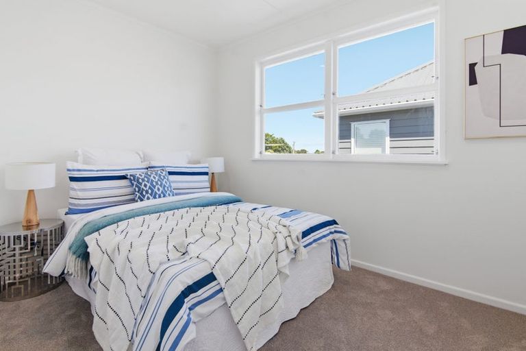 Photo of property in 1/862 East Coast Road, Northcross, Auckland, 0630