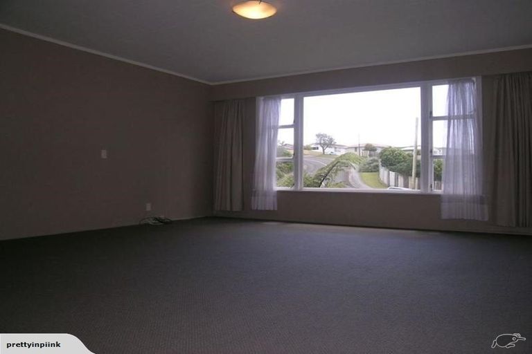 Photo of property in 40 Ruskin Road, Newlands, Wellington, 6037