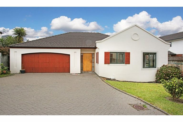 Photo of property in 2/7 Ribbonwood Crescent, Goodwood Heights, Auckland, 2105