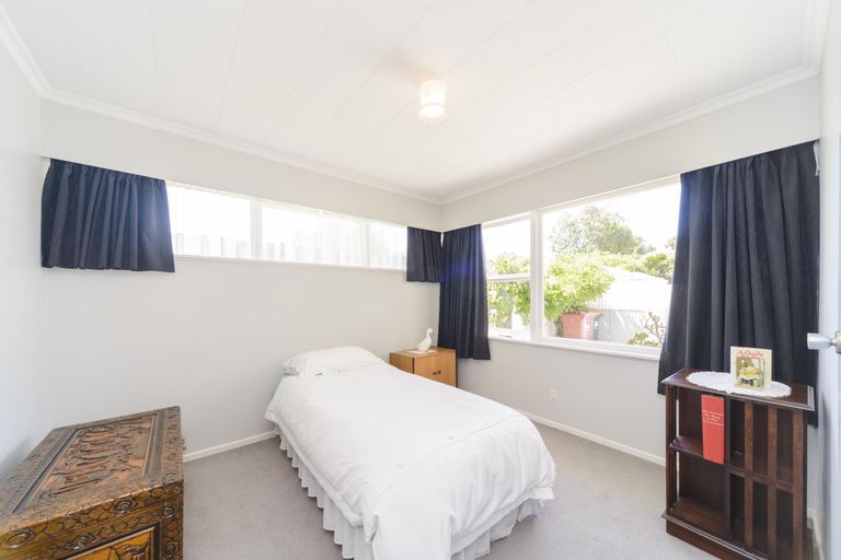 Photo of property in 77 Wikiriwhi Crescent, Awapuni, Palmerston North, 4412