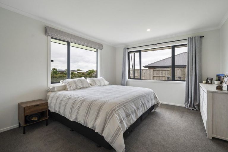 Photo of property in 21 Sardinia Grove, Fitzherbert, Palmerston North, 4410