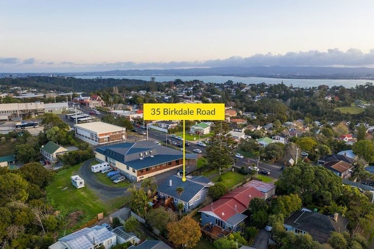 Photo of property in 35 Birkdale Road, Birkdale, Auckland, 0626