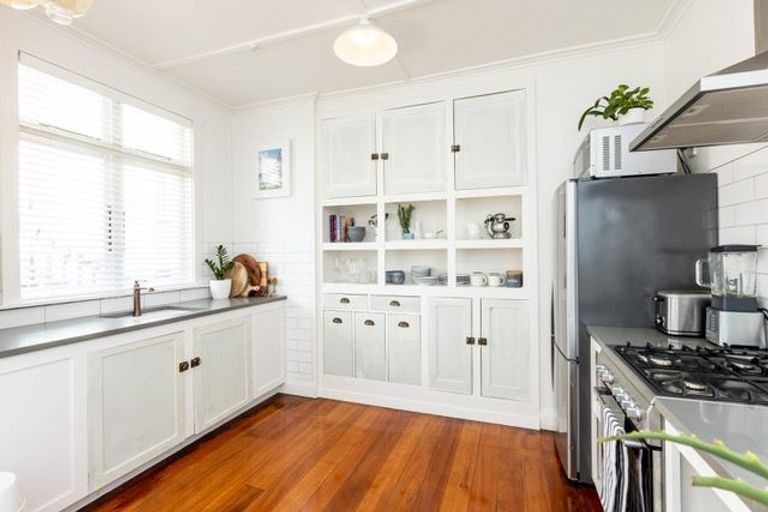 Photo of property in 44 Faraday Street, Hospital Hill, Napier, 4110