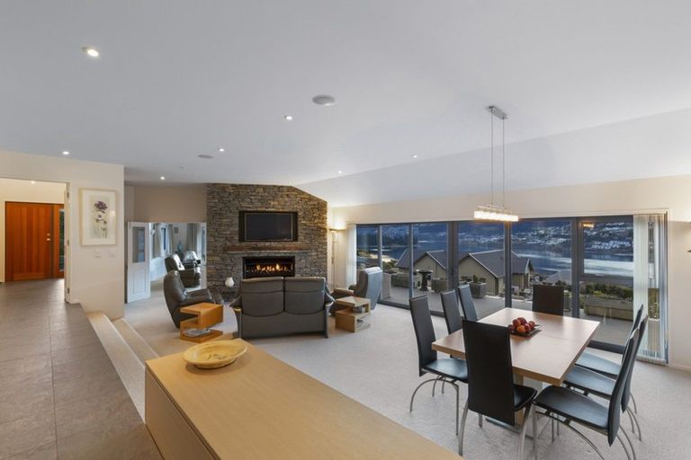 Photo of property in 5 Milward Place, Kelvin Heights, Queenstown, 9300