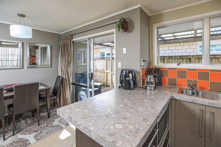 Photo of property in 12 Burrows Place, Frankton, Hamilton, 3204