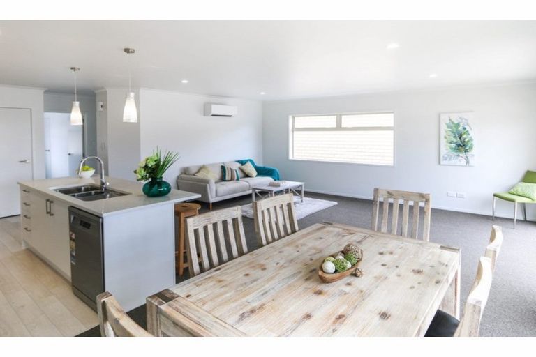 Photo of property in 8 Waitaha Close, Orewa, 0931