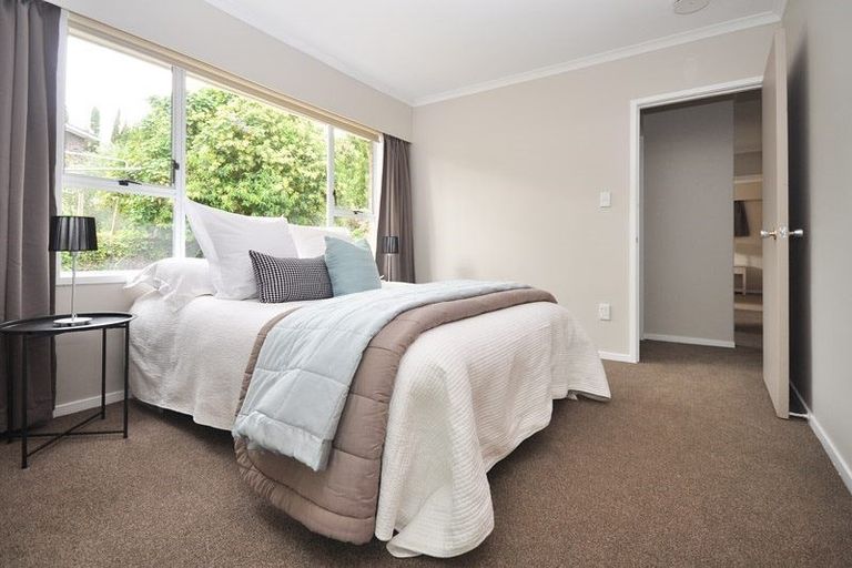 Photo of property in 2/4202a Great North Road, Glendene, Auckland, 0602