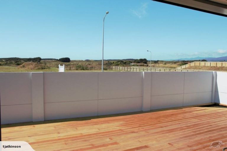 Photo of property in 4 Seagrass Place, Otaki Beach, Otaki, 5512