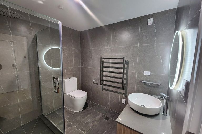 Photo of property in 2/64 Coronation Road, Hillcrest, Auckland, 0627