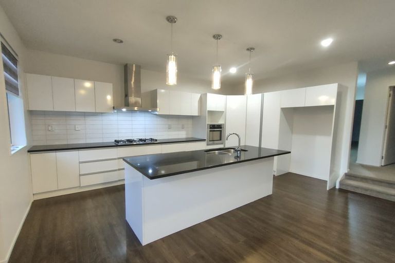 Photo of property in 6b Gossamer Drive, Pakuranga Heights, Auckland, 2010