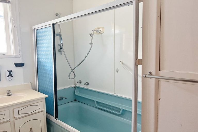 Photo of property in 81 Pupuke Road, Northcote, Auckland, 0627