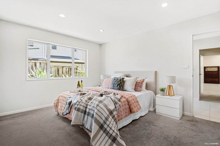 Photo of property in 29 Corricvale Way, Northcross, Auckland, 0630