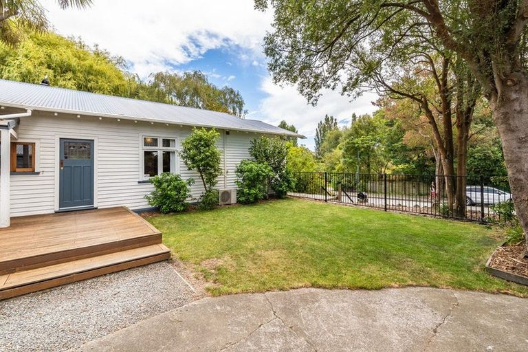Photo of property in 6 Sandwich Road, Beckenham, Christchurch, 8023