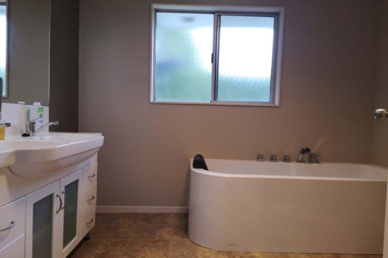 Photo of property in 24 Oakmont Place, Wattle Downs, Auckland, 2103