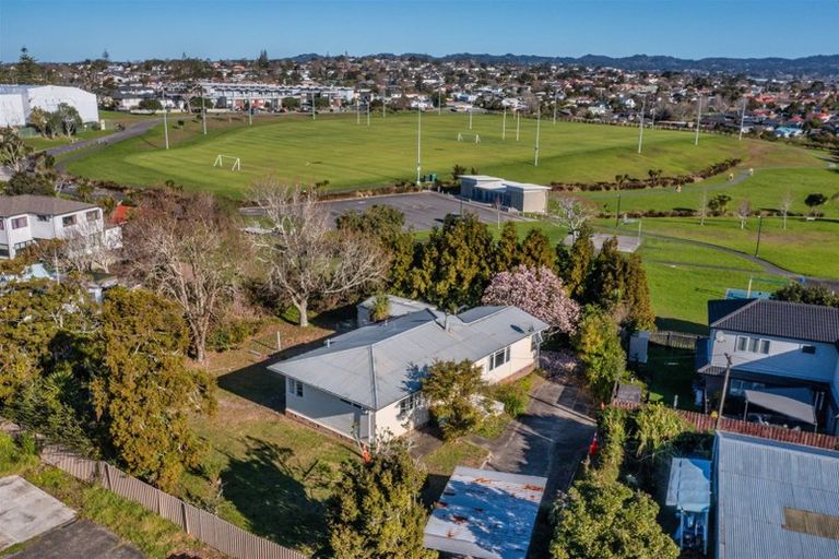 Photo of property in 26 Kirrie Avenue, Te Atatu South, Auckland, 0610