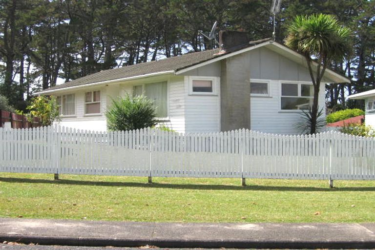 Photo of property in 13 Thornlow Street, Glendene, Auckland, 0602
