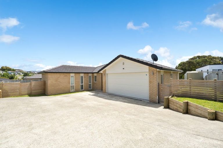 Photo of property in 5 Nirmal Place, Sunnyvale, Auckland, 0612