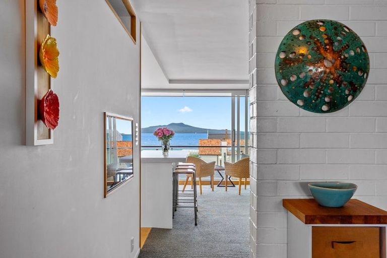 Photo of property in Seaview Apartments, 10/64 Milford Road, Milford, Auckland, 0620