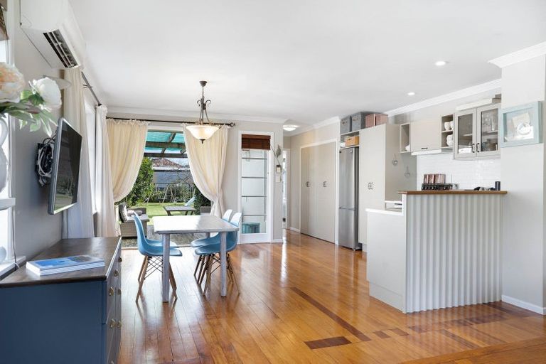 Photo of property in 17 Sackville Street, Martinborough, 5711