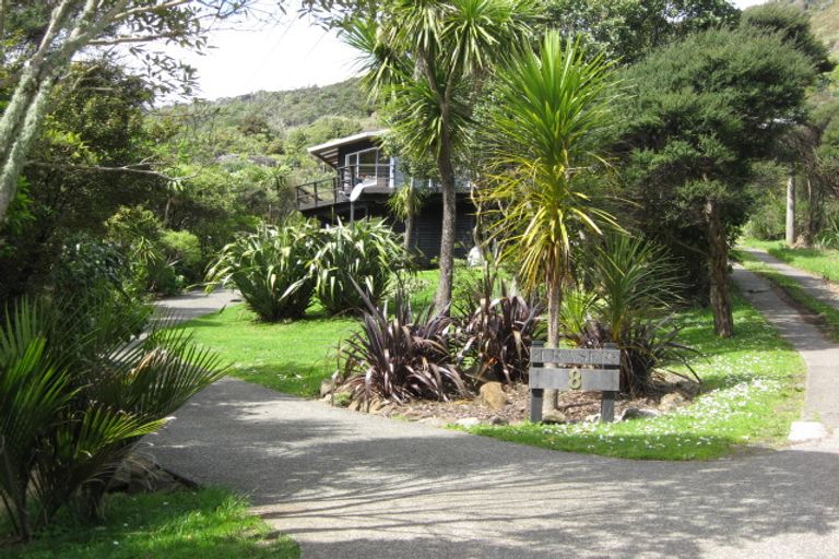 Photo of property in 8 Rayner Road, Piha, New Lynn, 0772