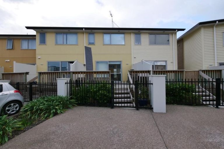 Photo of property in 27/11 Ray Small Drive, Papakura, 2110