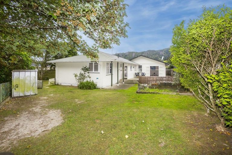 Photo of property in 29 Korau Grove, Stokes Valley, Lower Hutt, 5019