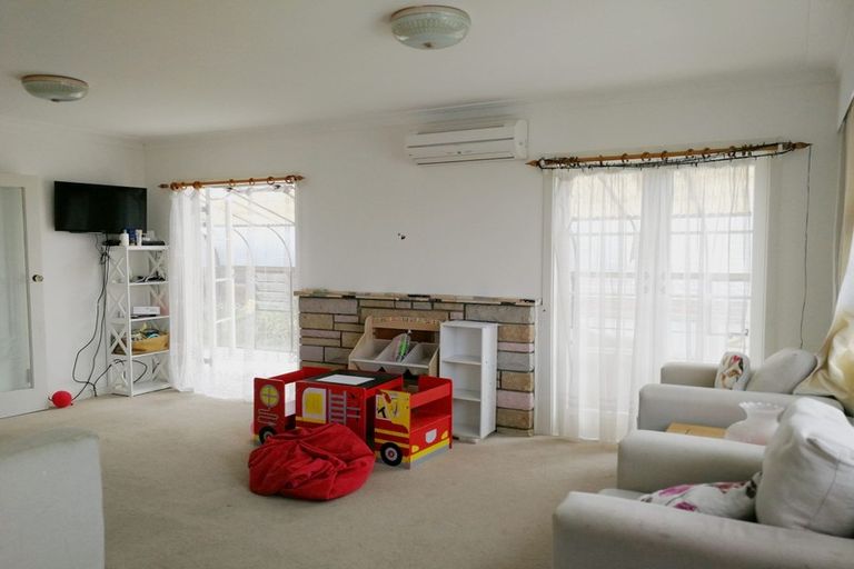 Photo of property in 10 Graham Avenue, Te Atatu Peninsula, Auckland, 0610