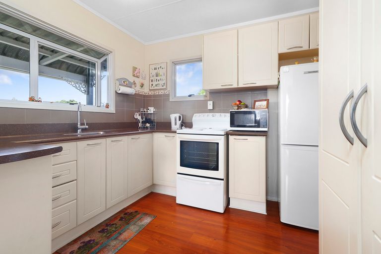 Photo of property in 2 Bellringer Road, Massey, Auckland, 0614