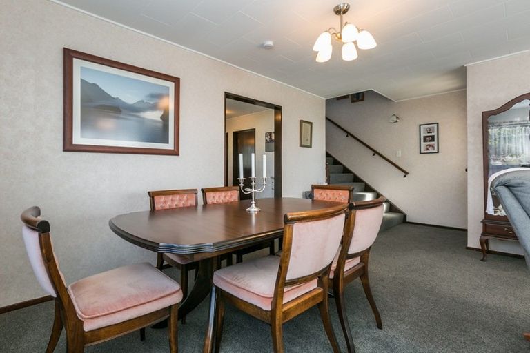 Photo of property in 12 Kaweka Place, Havelock North, 4130