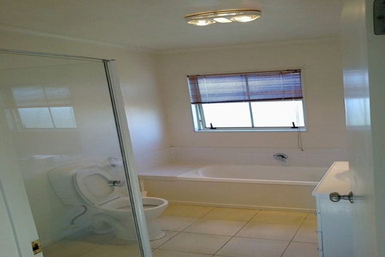 Photo of property in 61 Brashier Circle, Sunnyvale, Auckland, 0612