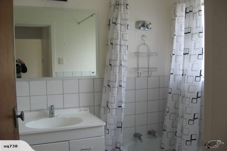 Photo of property in 25a Chetwode Grove, Newlands, Wellington, 6037