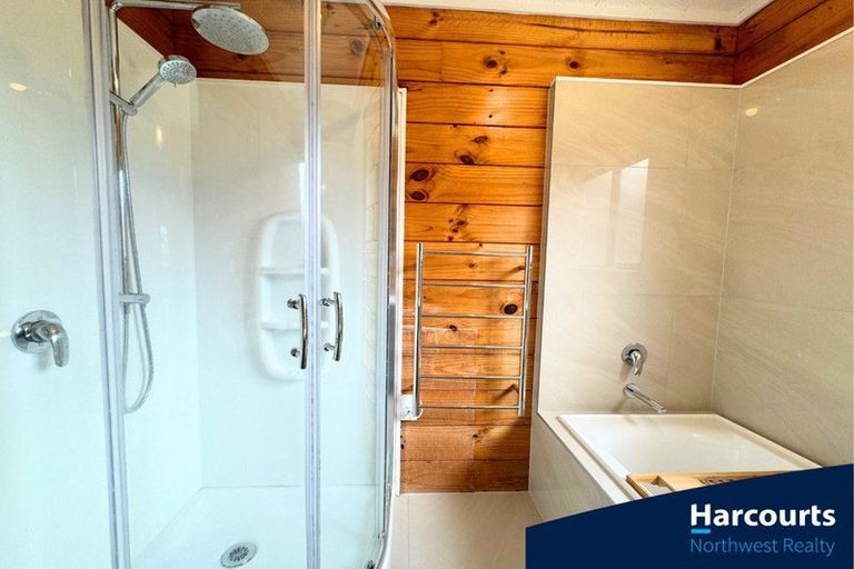 Photo of property in 6a Cambric Place, Botany Downs, Auckland, 2010