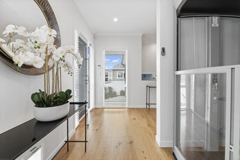 Photo of property in 2/2 Milton Road, Northcote Point, Auckland, 0627