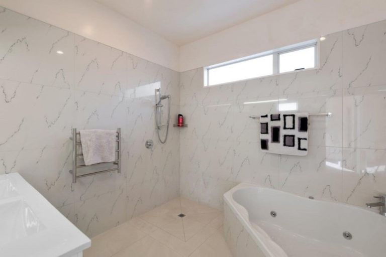 Photo of property in 126 Cannon Hill Crescent, Mount Pleasant, Christchurch, 8081