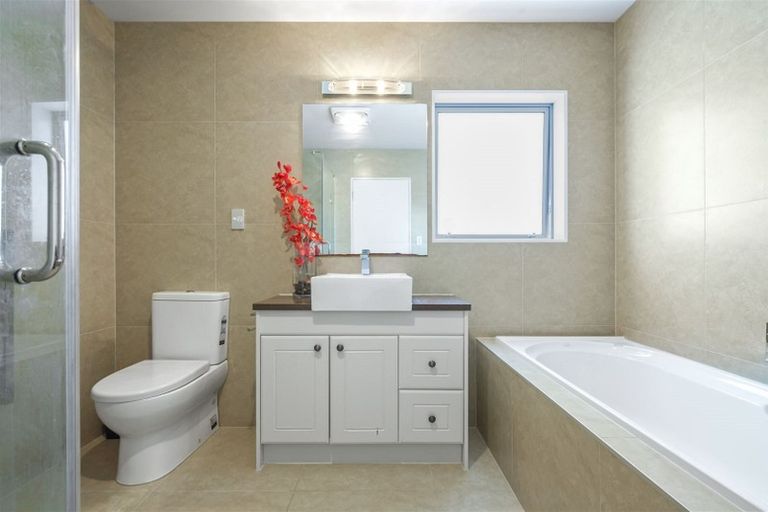 Photo of property in 16 Kirikiri Drive, Papakura, 2110