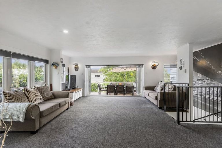 Photo of property in 76 Marine Parade, Mellons Bay, Auckland, 2014