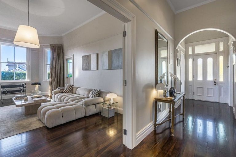 Photo of property in 77 Hinemoa Street, Birkenhead, Auckland, 0626