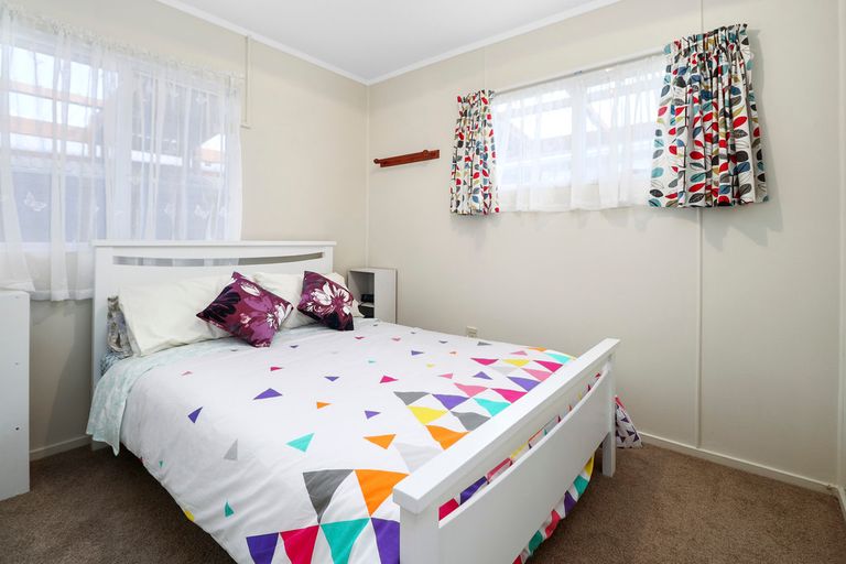 Photo of property in 2 Bellringer Road, Massey, Auckland, 0614