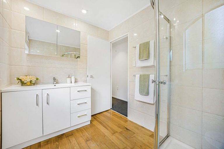 Photo of property in 28 Grassmere Road, Henderson Valley, Auckland, 0612