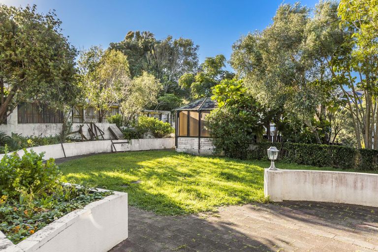 Photo of property in 30 Hoskins Avenue, Hillsborough, Auckland, 1042