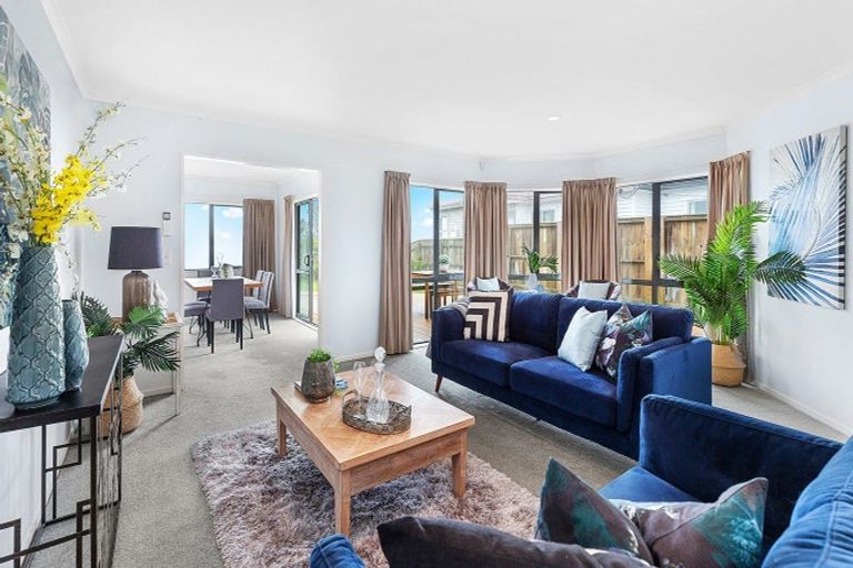 Photo of property in 52 Miles Crescent, Newlands, Wellington, 6037