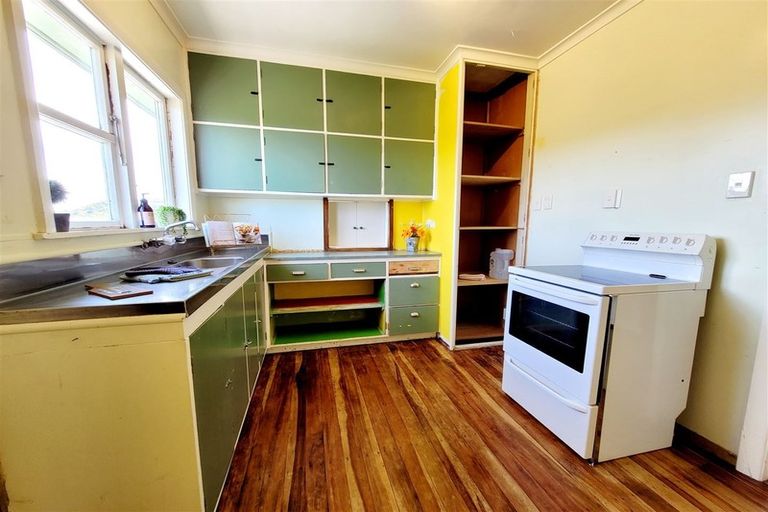 Photo of property in 20 Miles Crescent, Newlands, Wellington, 6037