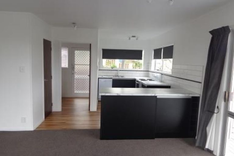 Photo of property in 1/3 Flagstaff Place, Massey, Auckland, 0614