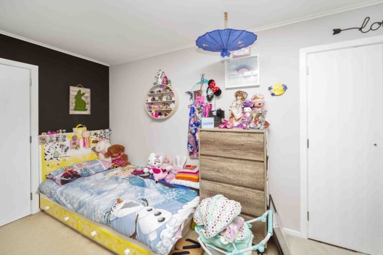 Photo of property in 28 Grenville Street, Marfell, New Plymouth, 4310